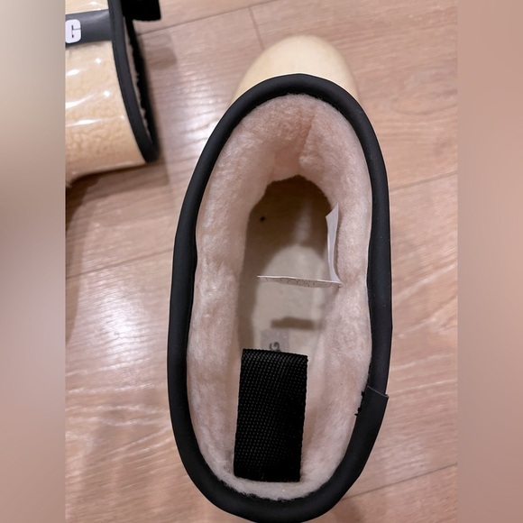 Conscious
UGG
Classic Clear "Natural Black" boots - Picture 4 of 7